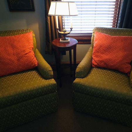 Altland House Inn & Suites アボッツタウン エクステリア 写真