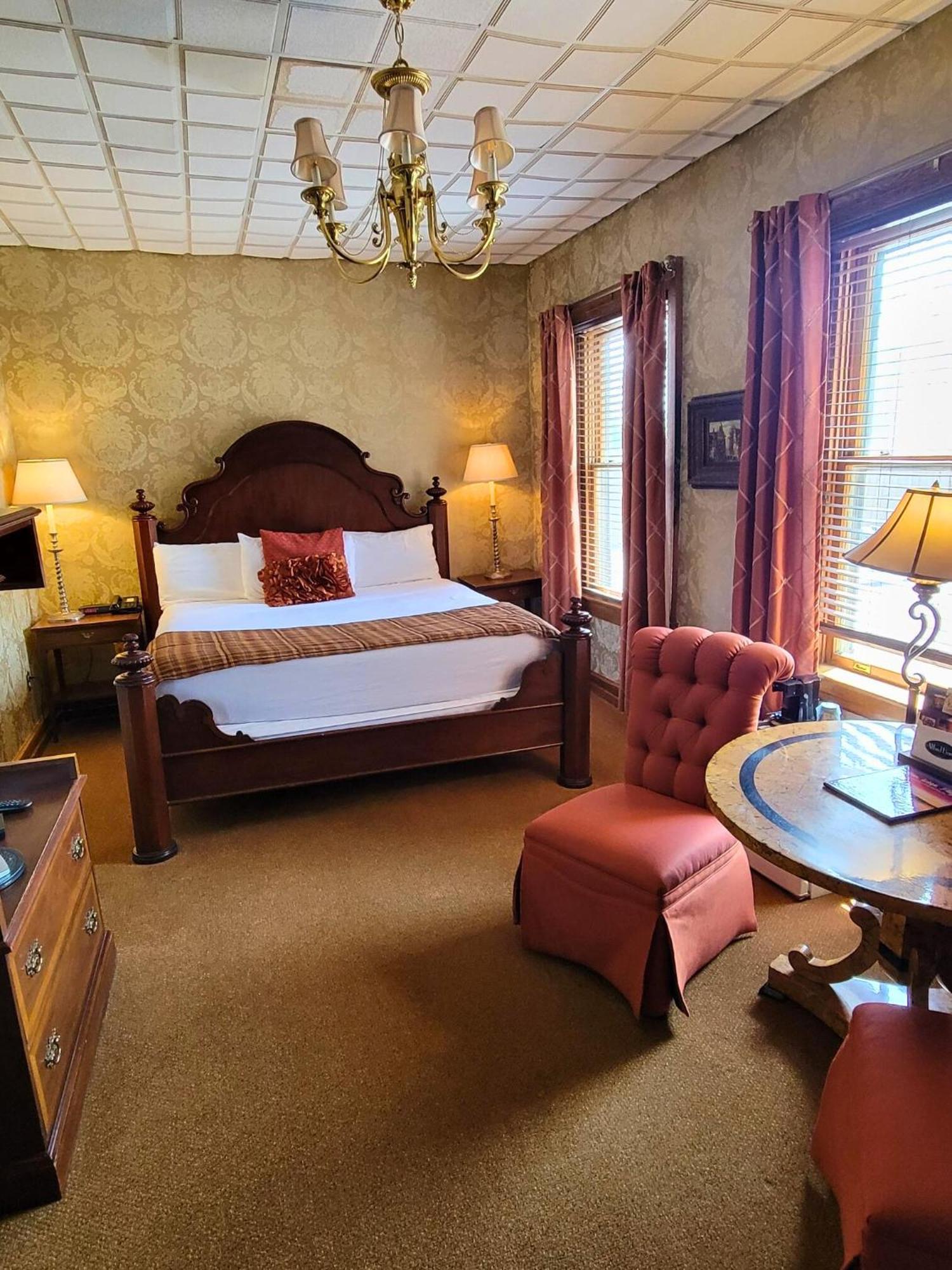 Altland House Inn & Suites アボッツタウン エクステリア 写真