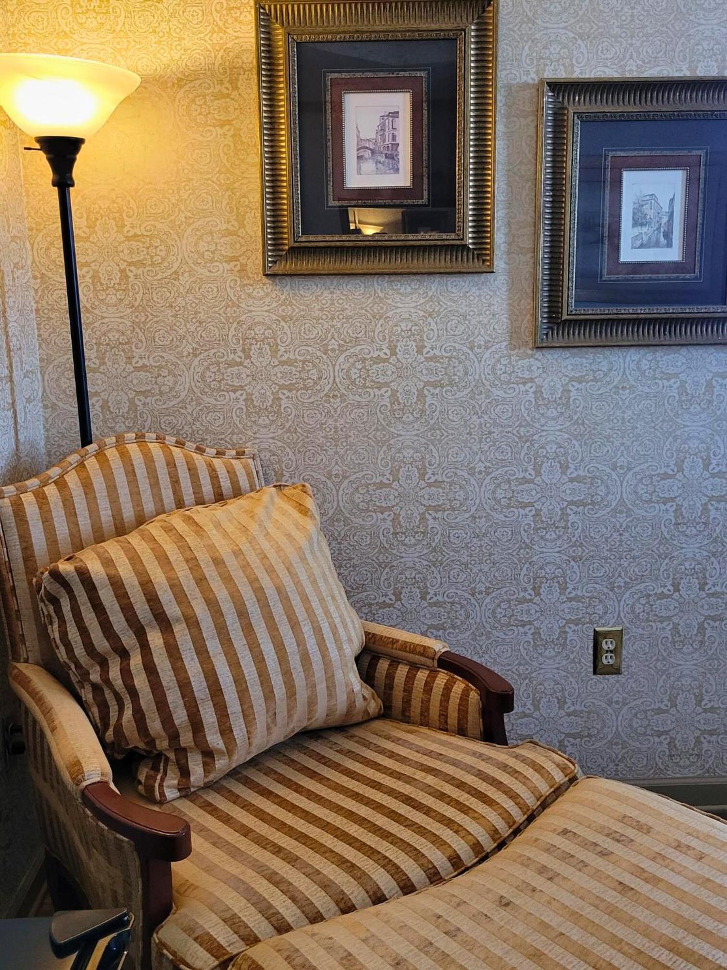 Altland House Inn & Suites アボッツタウン エクステリア 写真