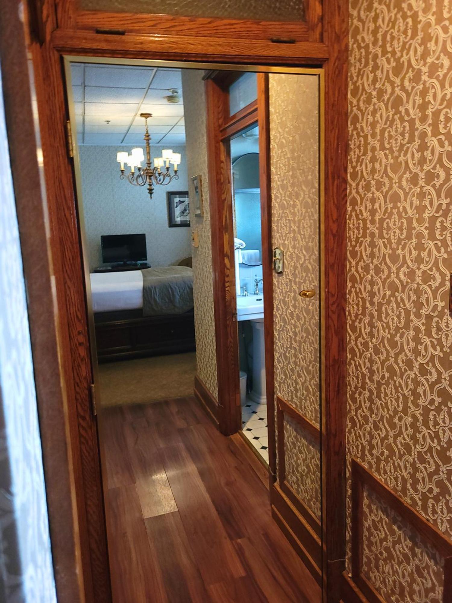 Altland House Inn & Suites アボッツタウン エクステリア 写真